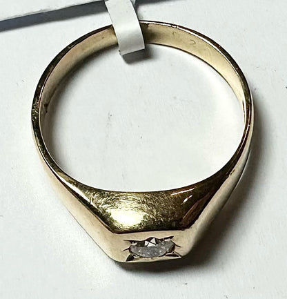 18ct yellow gold diamond ring in size S with sparkling diamonds, showcasing elegant craftsmanship and classic design.