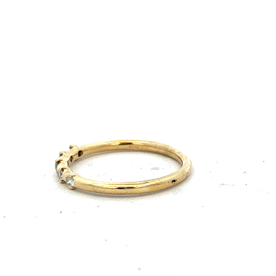 18ct yellow gold diamond ring in size S, featuring a sparkling diamond setting, unbranded jewelry design.
