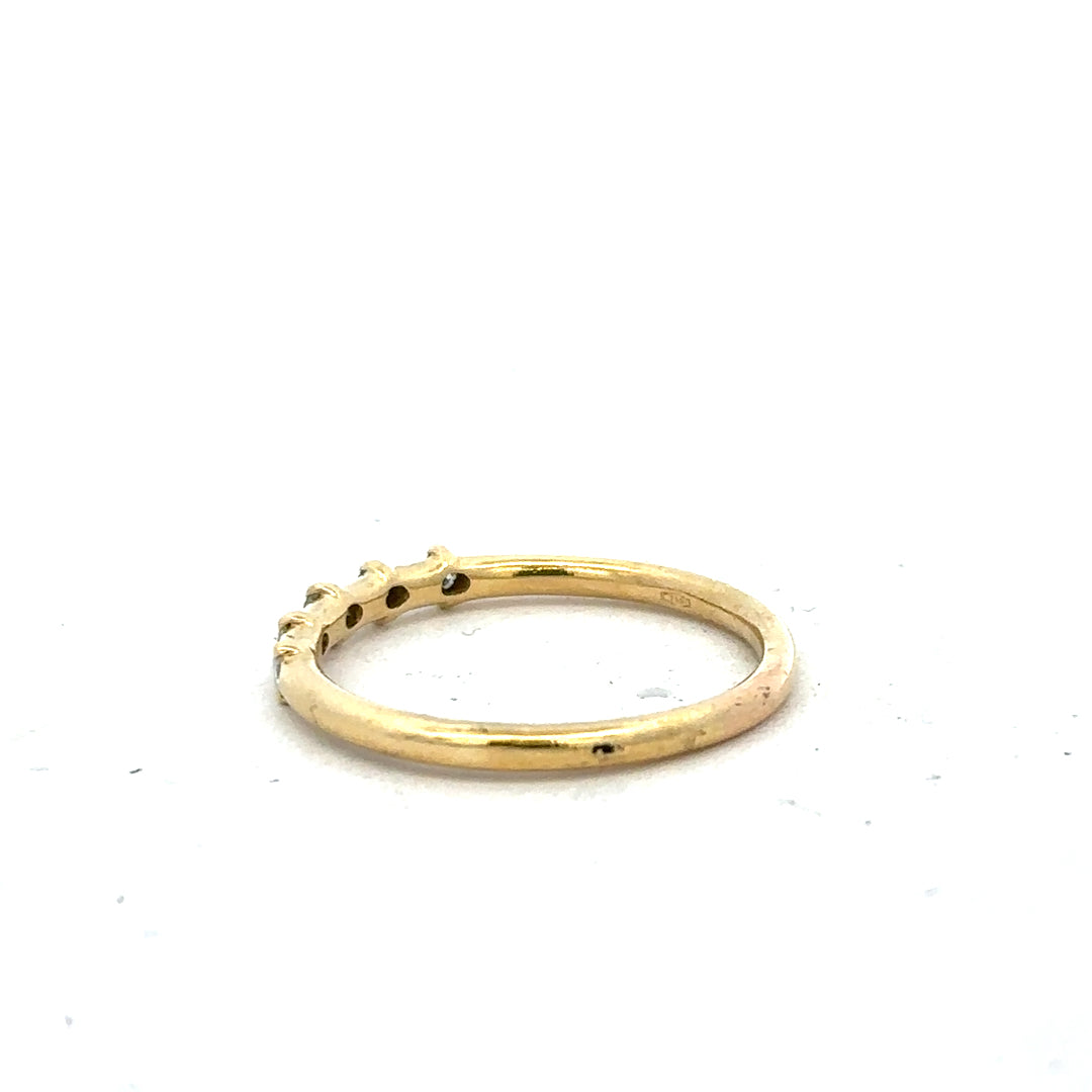 18ct yellow gold diamond ring in size S with sparkling diamonds, showcasing elegant craftsmanship and fine jewelry details.