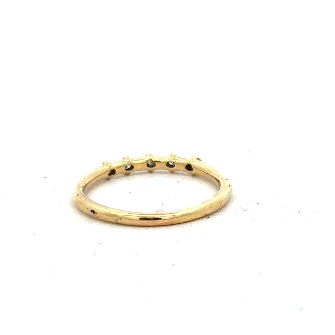18ct yellow gold diamond ring size S with sparkling diamonds, showcasing elegant craftsmanship and luxurious design.