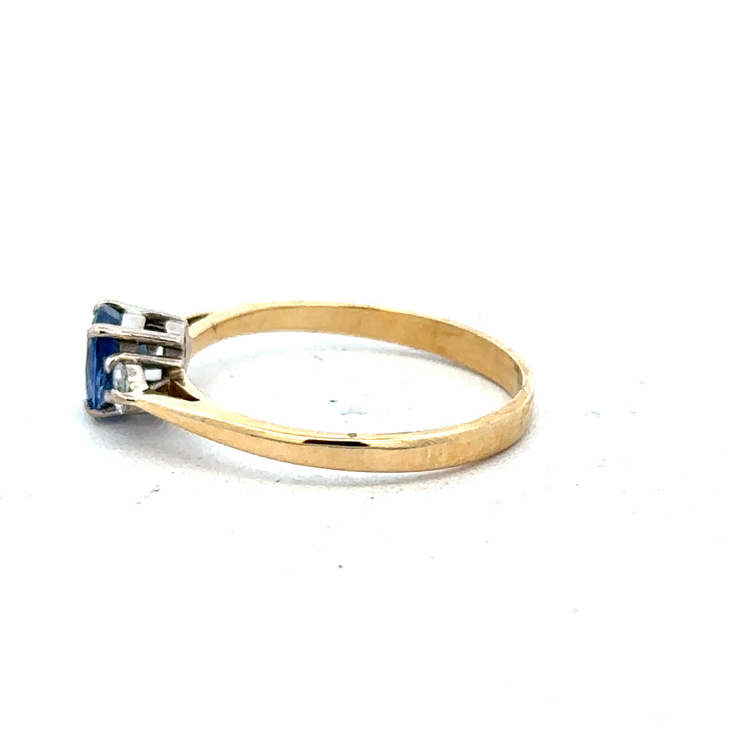 18ct yellow gold sapphire and diamond ring in size M, featuring a central sapphire and sparkling diamonds.