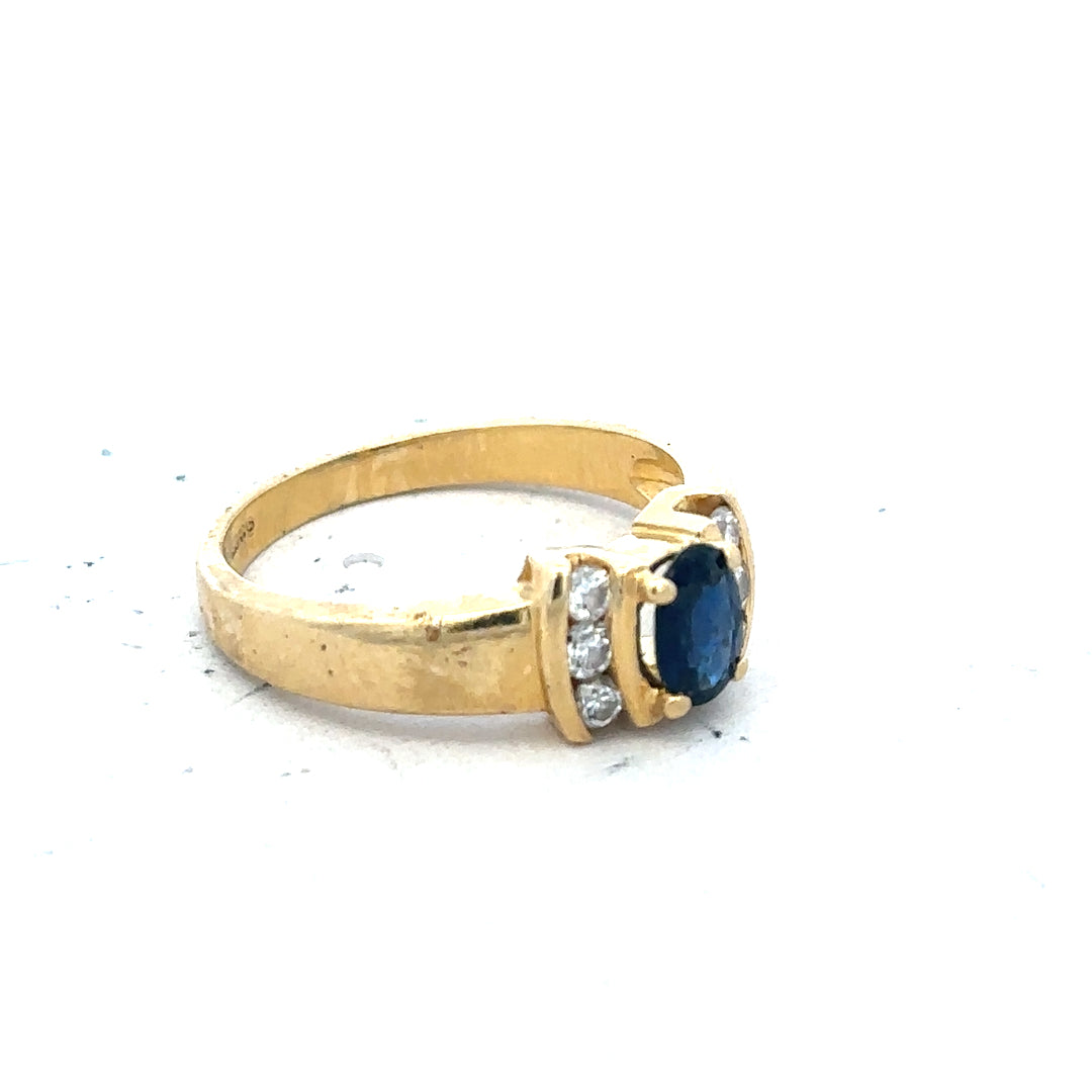 18ct yellow gold sapphire and diamond ring in size M, featuring a elegant gemstone design