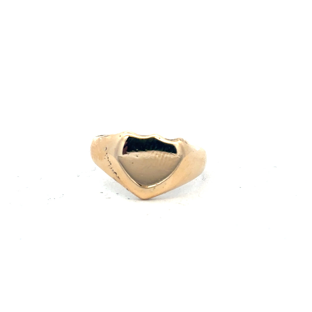 18ct yellow gold signet ring in size O with a smooth, polished surface, unbranded jewelry design.