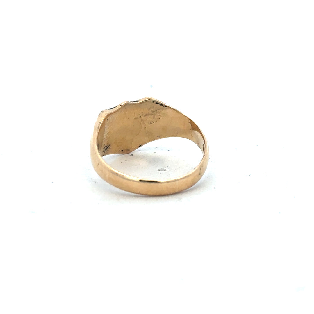 18ct yellow gold signet ring in size O, featuring a smooth polished surface, unbranded jewelry piece.