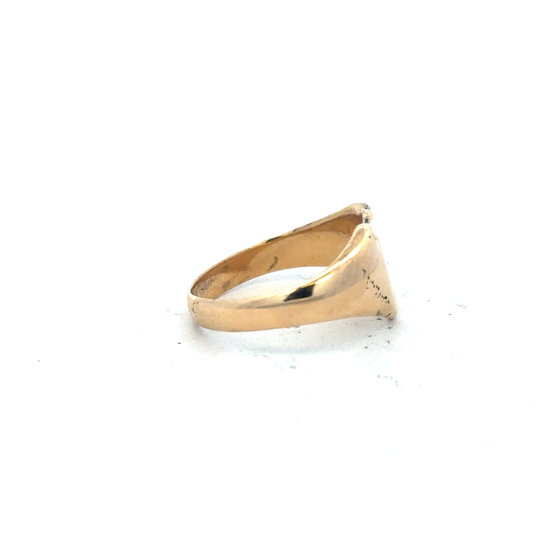 18ct yellow gold signet ring in size O, featuring a classic flat top design, unbranded jewelry for men or women.