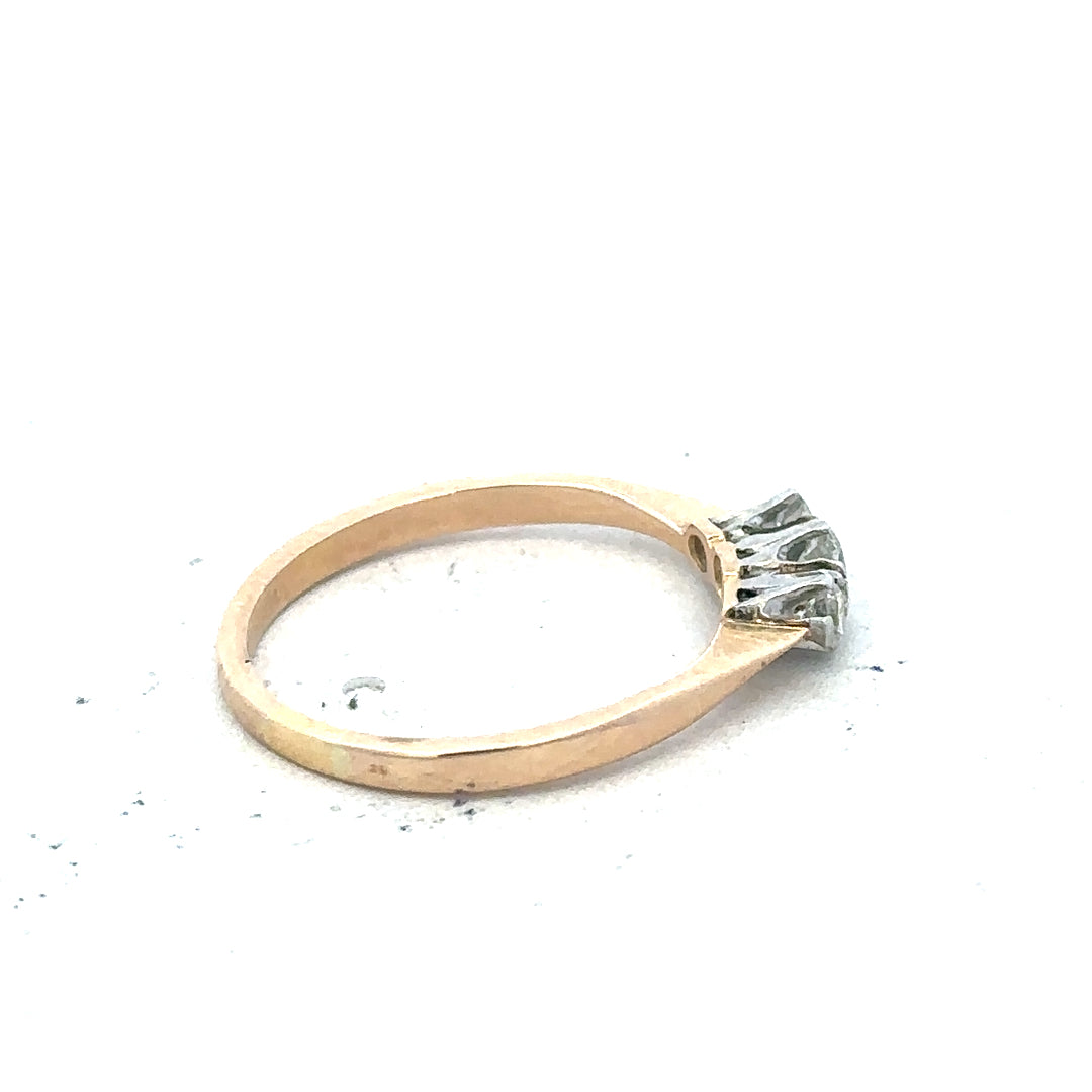 18ct yellow gold ring with three sparkling diamonds, elegant jewelry piece featuring a classic design and fine craftsmanship.