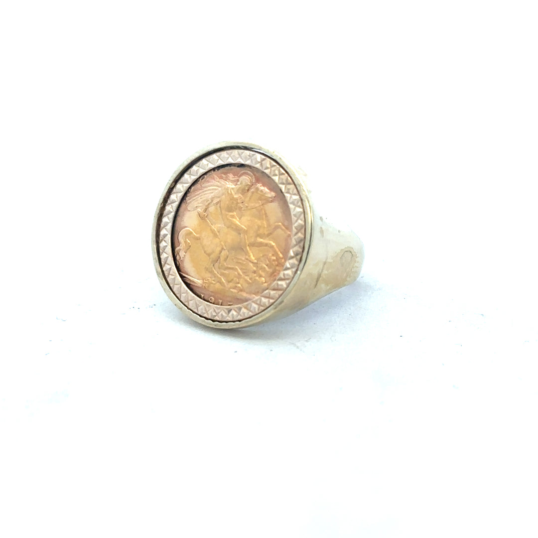 9ct gold 1914 half sovereign ring in size R1/2, featuring vintage coin design and detailed craftsmanship.