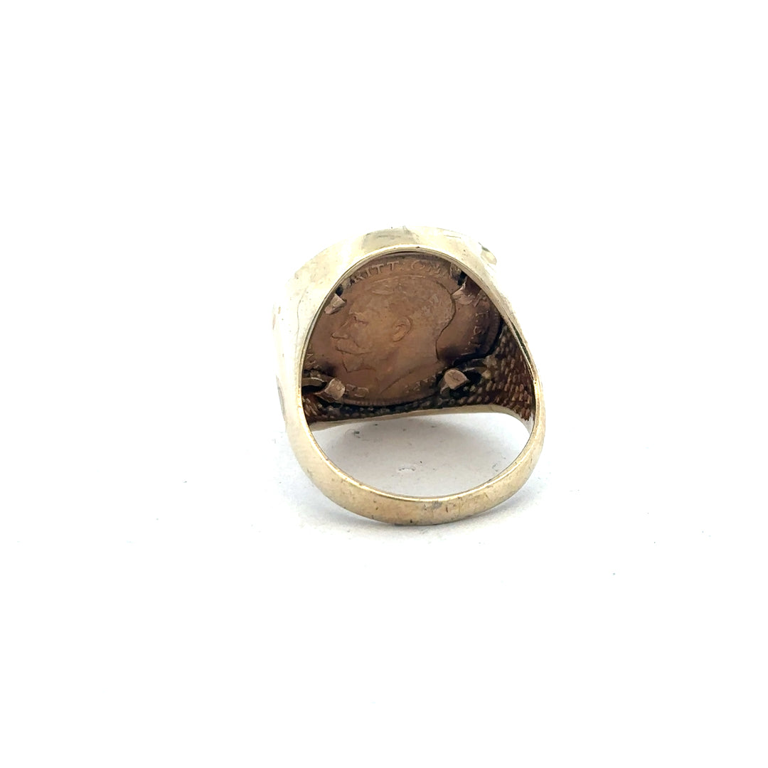 9ct gold 1914 half sovereign ring in size R1/2, featuring detailed vintage coin design and classic craftsmanship.