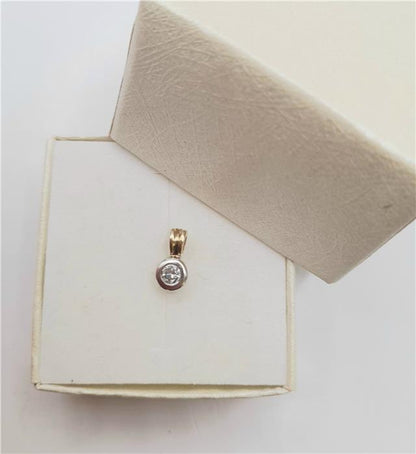 9ct gold diamond pendant with a sparkling diamond, lightweight 0.7g, showcasing elegant jewelry craftsmanship.