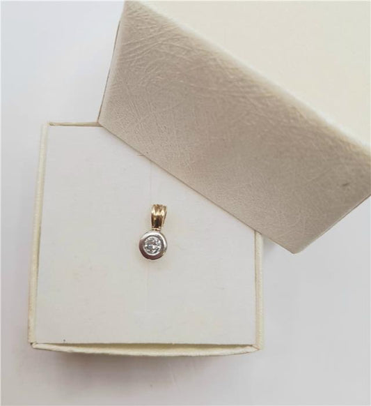 9ct gold diamond pendant with a sparkling diamond, lightweight 0.7g, showcasing elegant jewelry craftsmanship.