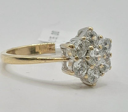 9ct gold ring in size O, weighing 3.1 grams, featuring a classic design, unbranded jewelry with a polished finish.