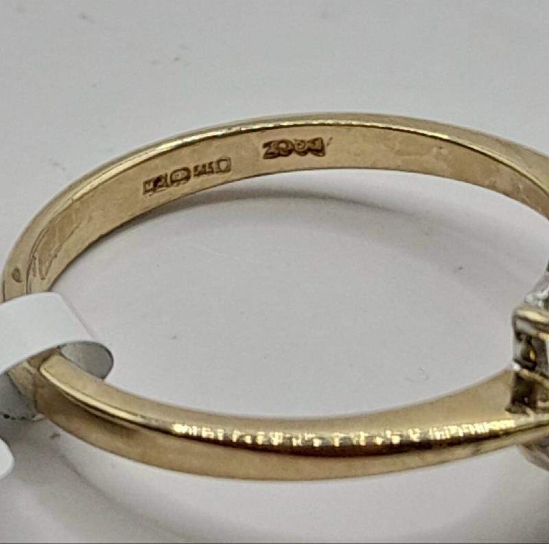 9ct gold ring in size O, weighing 3.1g, featuring a simple band design, unbranded jewelry.