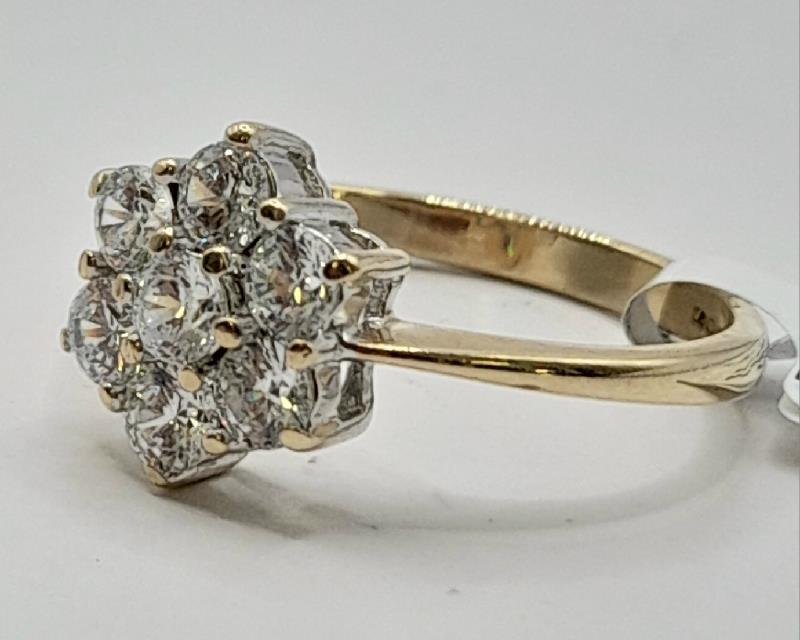 9ct gold ring in size O, weighing 3.1g, unbranded jewelry with a classic band design.