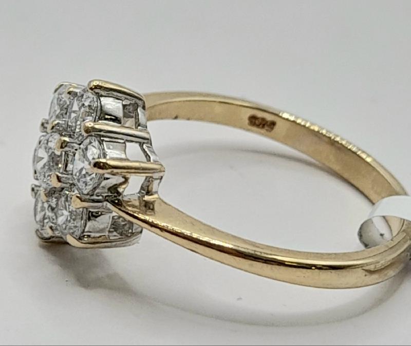 9ct gold ring in size O, weighing 3.1g, featuring a smooth band design, unbranded jewelry piece.