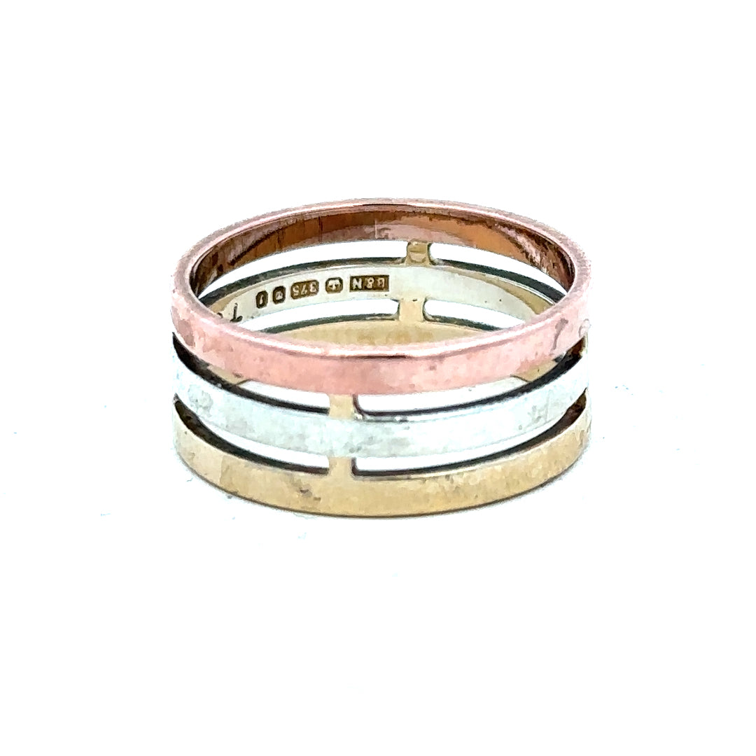 9ct gold ring size P with a simple band design, featuring a polished finish and smooth edges.