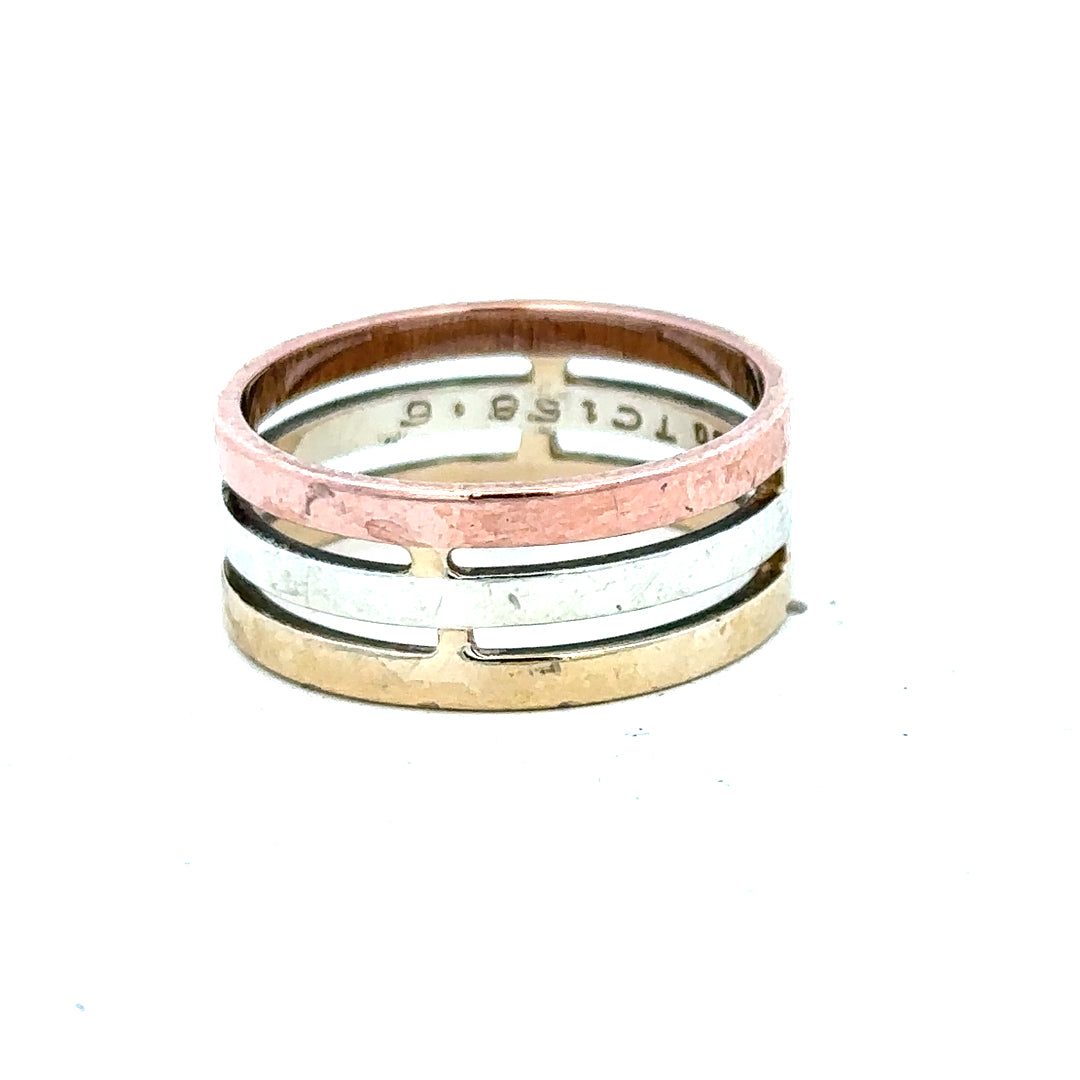 9ct gold ring in size P with a simple band design, unbranded jewelry, displayed on a plain background.