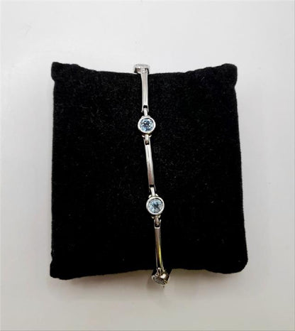 9ct white gold bracelet, 19cm length, 6.4g, unbranded jewelry with a polished finish and delicate design.