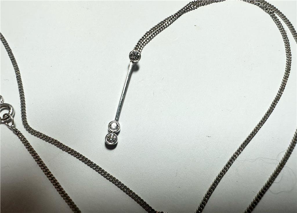 9ct white gold chain with 18ct white gold diamond pendant, displayed with a weight of 3.5g, elegant jewelry piece