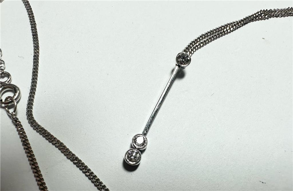 9ct white gold chain with 18ct white gold diamond pendant, sleek jewelry piece weighing 3.5g, elegant and sparkling accessory