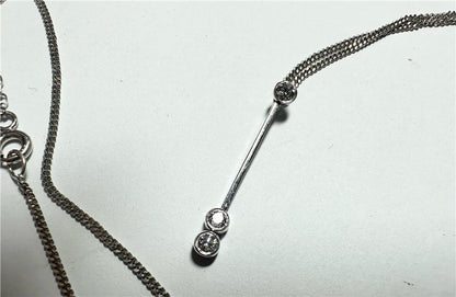 9ct white gold chain with 18ct white gold diamond pendant, sleek jewelry piece weighing 3.5g, elegant and sparkling accessory