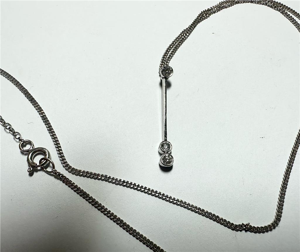 9ct white gold chain with 18ct white gold diamond pendant, stylish jewelry piece, weight 3.5g, elegant and sparkling design.