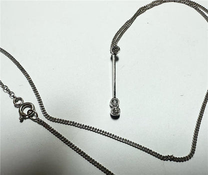 9ct white gold chain with 18ct white gold diamond pendant, stylish jewelry piece, weight 3.5g, elegant and sparkling design.