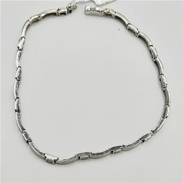 9ct white gold diamond bracelet with sparkling diamonds, 8 inches long, weighing 8.6 grams, unbranded jewelry accessory.