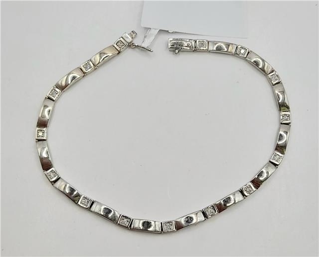 9ct white gold diamond bracelet with intricate design, 8 inches long, weighing 8.6 grams, featuring sparkling diamonds.
