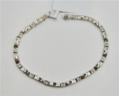9ct white gold diamond bracelet with intricate design, 8 inches long, weighing 8.6 grams, featuring sparkling diamonds.