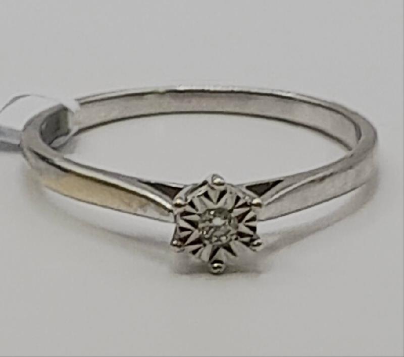9ct white gold diamond ring in size N, featuring a sparkling diamond centerpiece and elegant design.