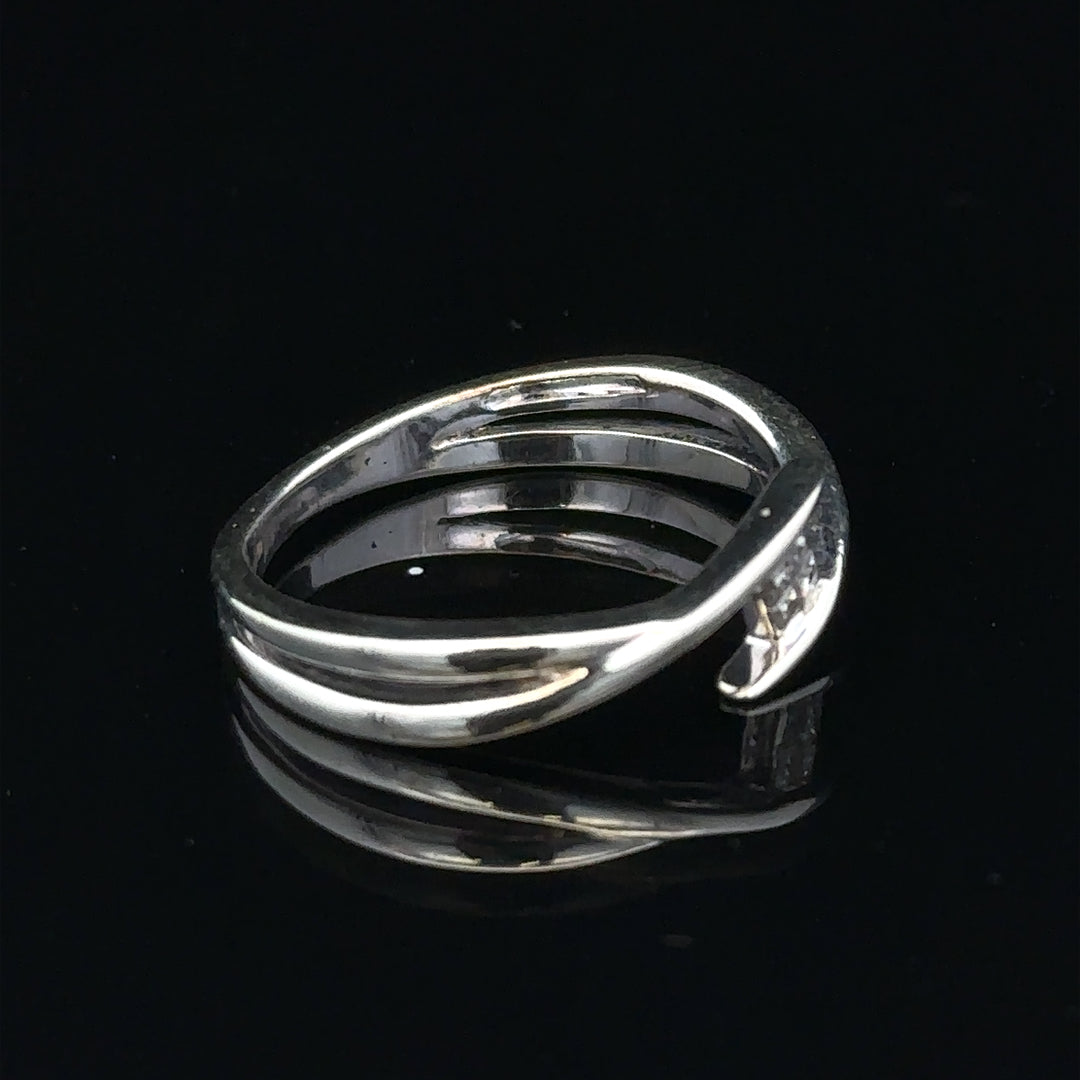 9ct white gold diamond ring in size O featuring a sparkling central diamond and elegant band design.
