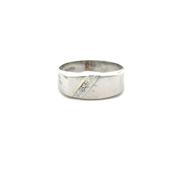 9ct white gold diamond ring in size O, featuring a sparkling diamond centerpiece and a sleek, polished band.