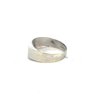 9ct white gold diamond ring size O with sparkling diamonds, elegant jewelry piece showcasing fine craftsmanship and shine.