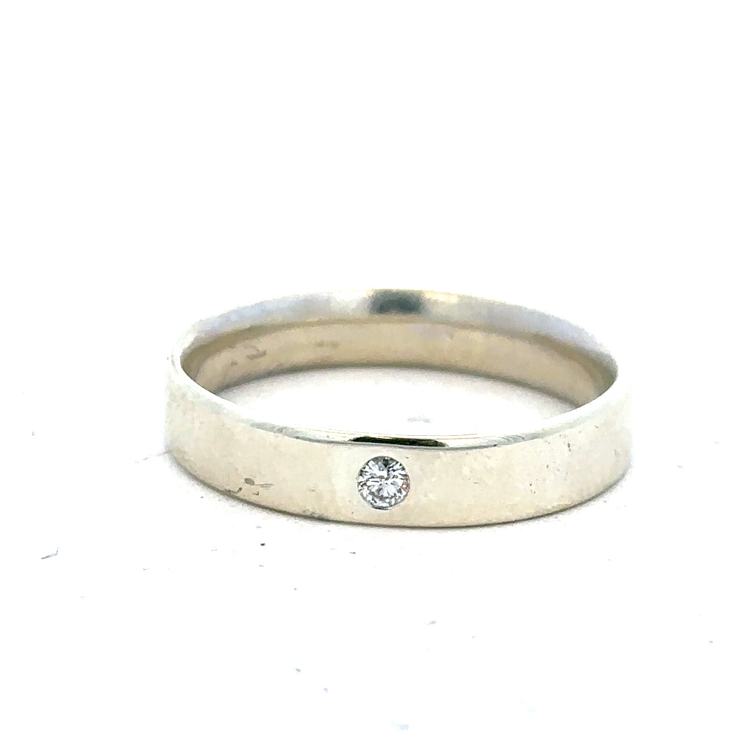 9ct white gold diamond ring in size V with sparkling diamonds, elegant jewelry piece with a classic design.