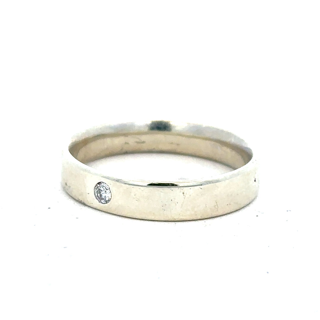 9ct white gold diamond ring in size V with sparkling diamonds, showcasing elegant craftsmanship and fine jewelry design.