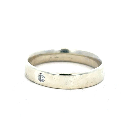 9ct white gold diamond ring in size V with sparkling diamonds, showcasing elegant craftsmanship and fine jewelry design.