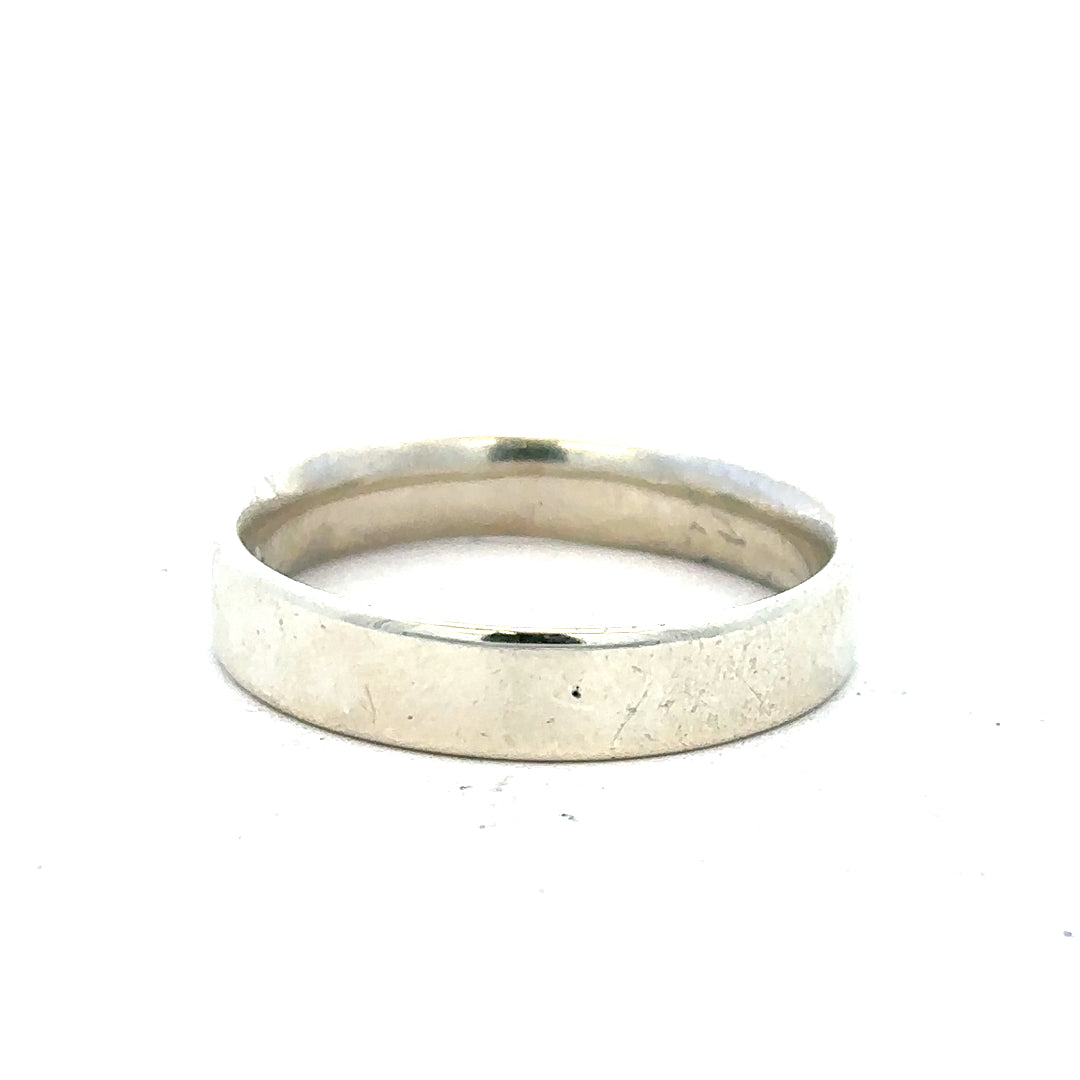 9ct white gold diamond ring in size V with sparkling diamonds, showcasing an elegant jewelry design.