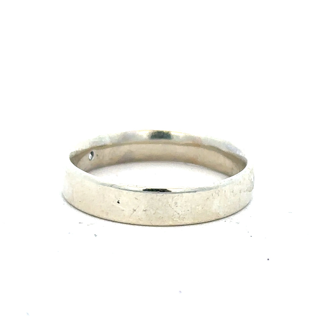 9ct white gold diamond ring in size V with sparkling diamonds, showcasing elegant jewelry design.