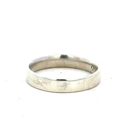 9ct white gold diamond ring in size V with sparkling diamonds, showcasing elegant craftsmanship and modern design.