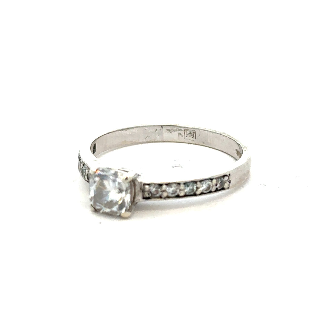 9ct white gold mossainte ring in size R, featuring intricate gemstone setting and elegant design.