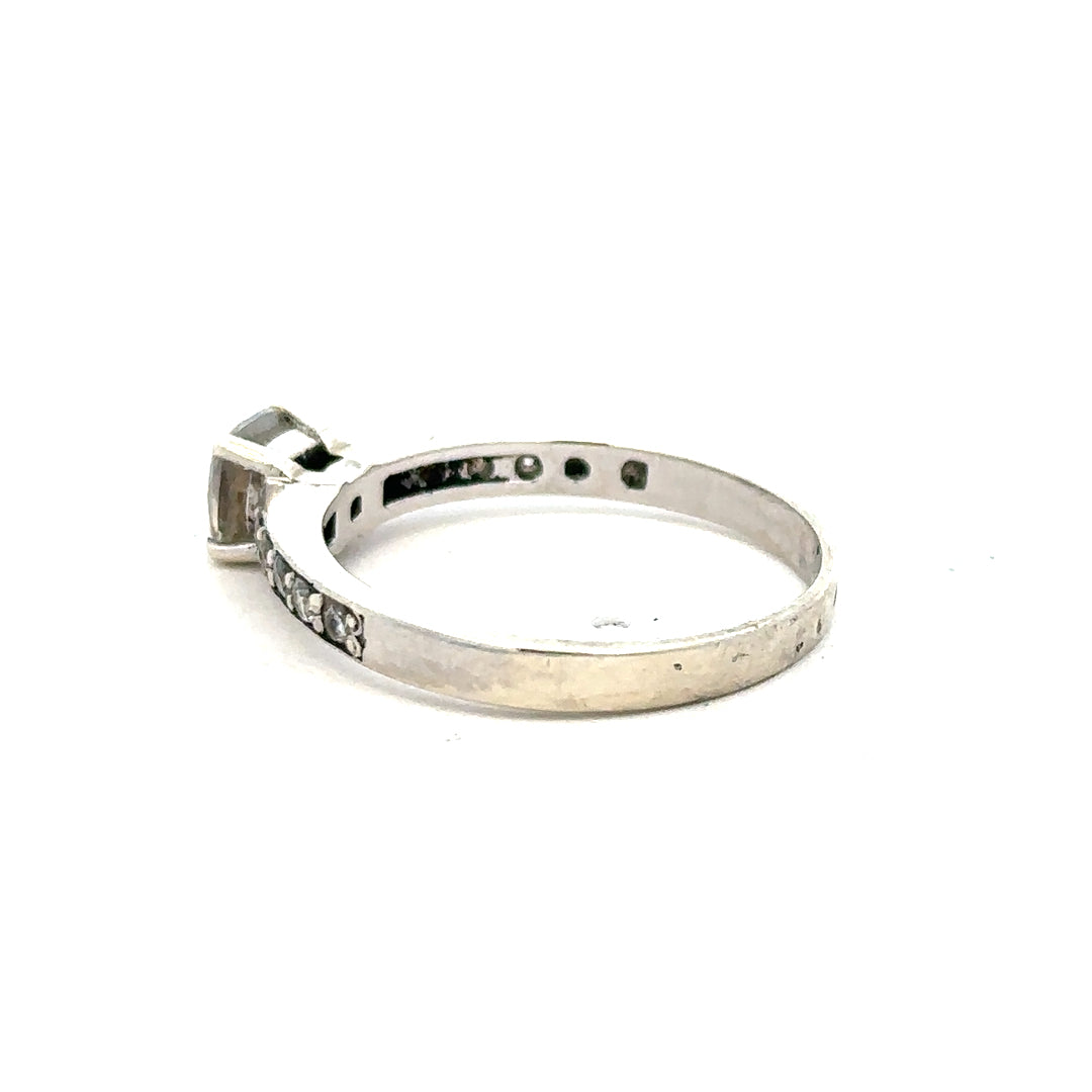 9ct white gold mossainte ring in size R, showcasing a detailed mossainte gemstone set in a polished band.