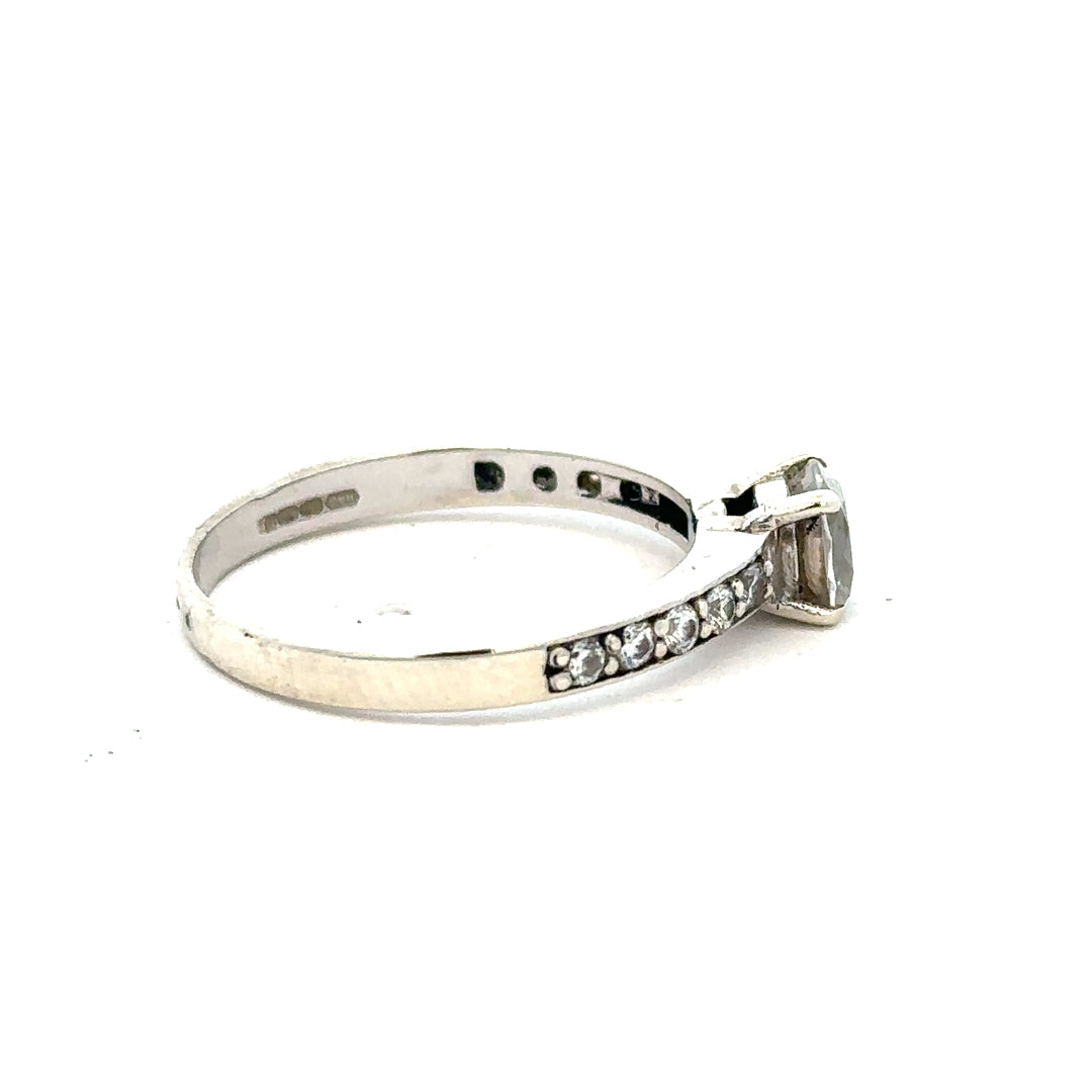 9ct white gold mossainte ring size R, close-up of the elegant band with intricate mossainte gemstone detail.