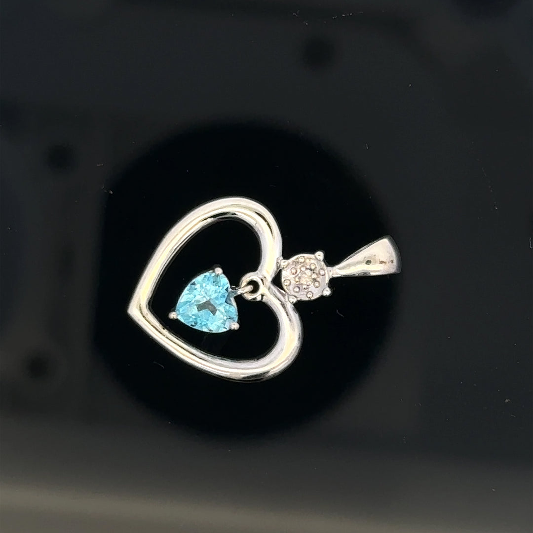 9ct white gold pendant weighing 1.2g, featuring a sleek and polished design, perfect for elegant jewelry collection.