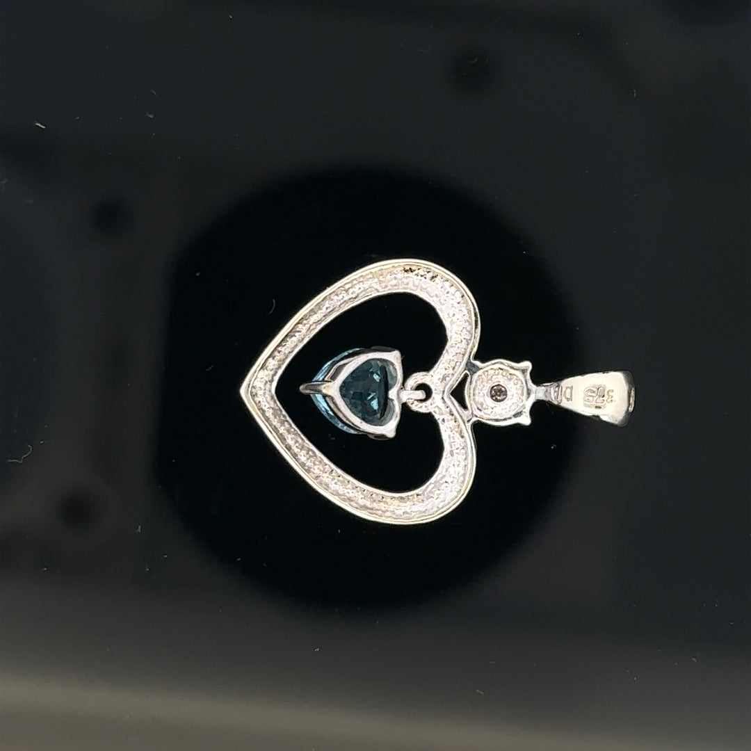9ct white gold pendant, unbranded, 1.2g, elegant jewelry piece with a polished finish and classic design.