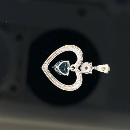 9ct white gold pendant, unbranded, 1.2g, elegant jewelry piece with a polished finish and classic design.