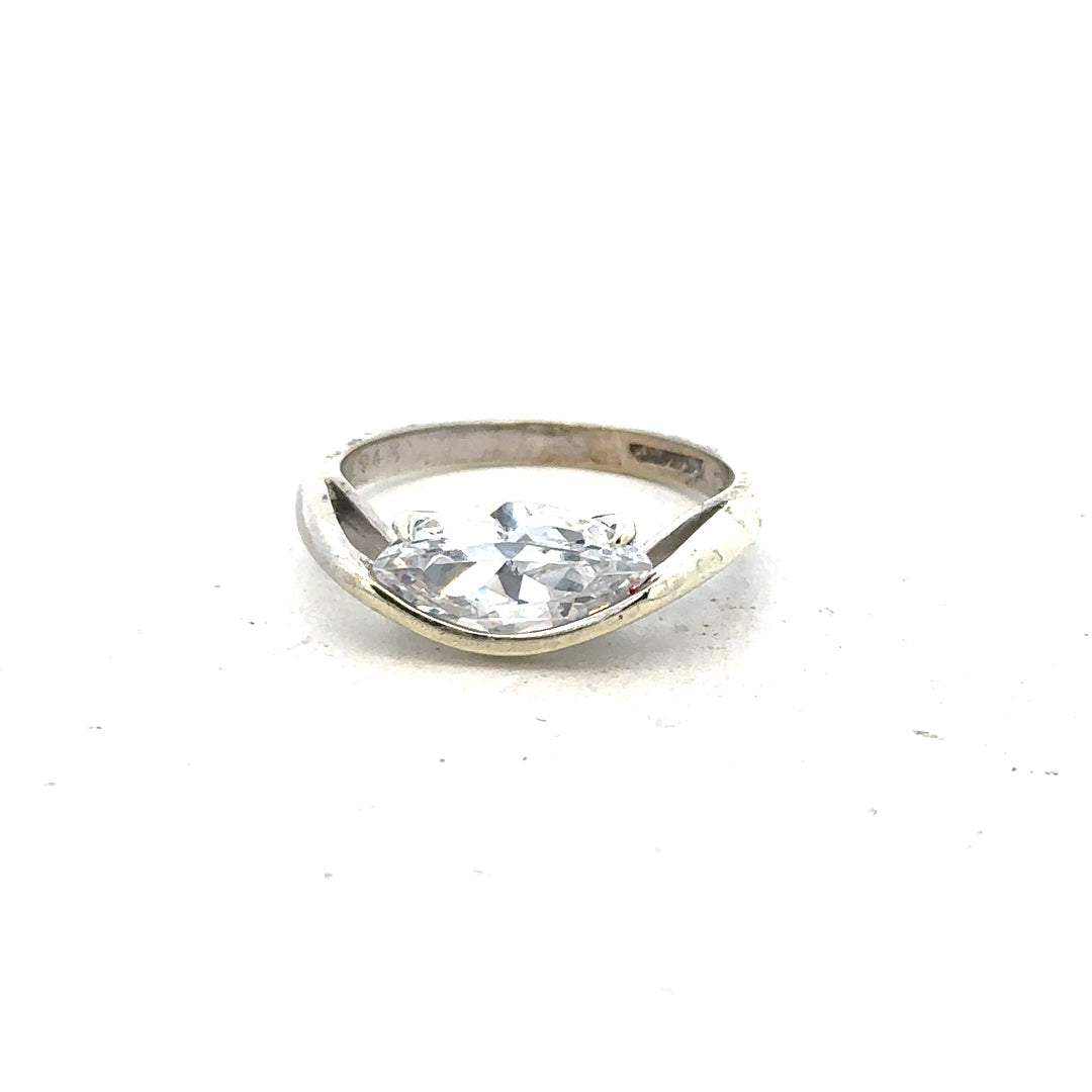 9ct white gold ring in size O, featuring a smooth polished band, unbranded jewelry for elegant everyday wear.