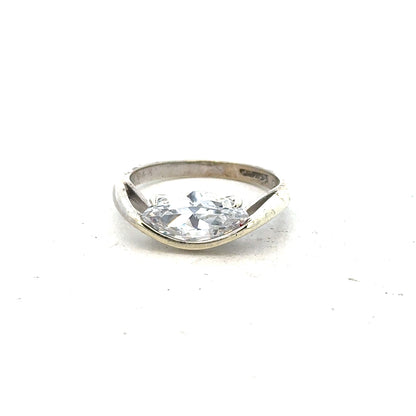 9ct white gold ring in size O, featuring a smooth polished band, unbranded jewelry for elegant everyday wear.