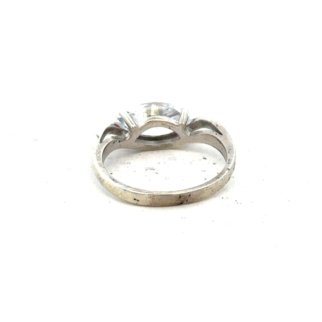 9ct white gold ring in size O with a smooth band, unbranded jewelry showcasing elegant craftsmanship.