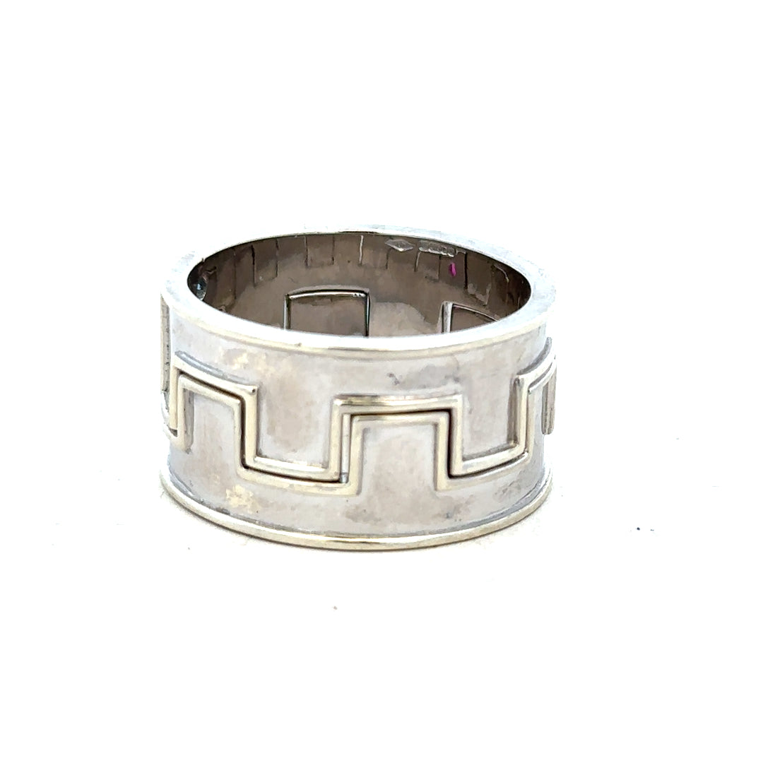 9ct white gold ring in size Z4, featuring a smooth polished band, unbranded jewelry piece with a sleek and elegant design.
