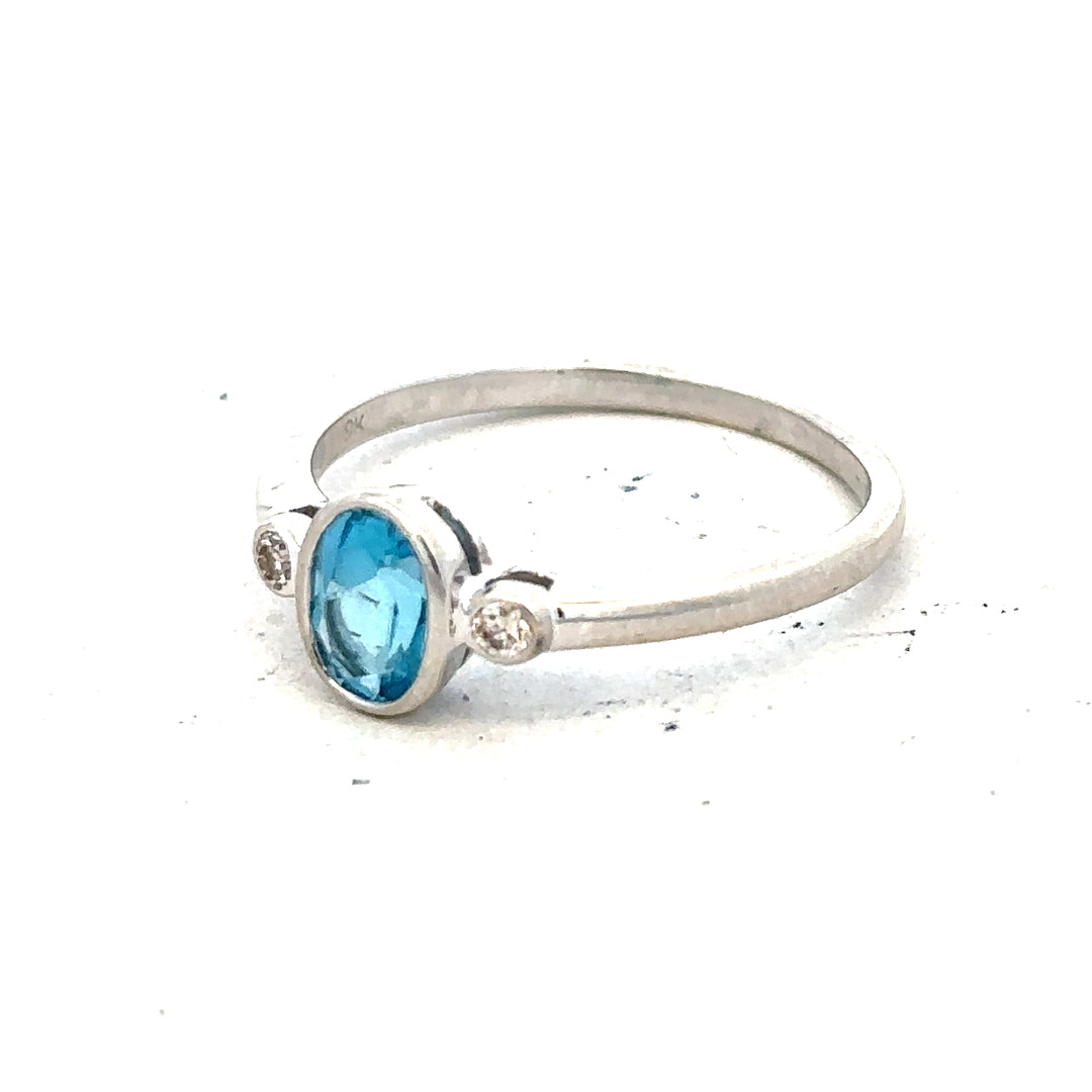 9ct white gold topaz and diamond ring, size Q, with a sparkling blue topaz gemstone and small diamonds in an elegant setting